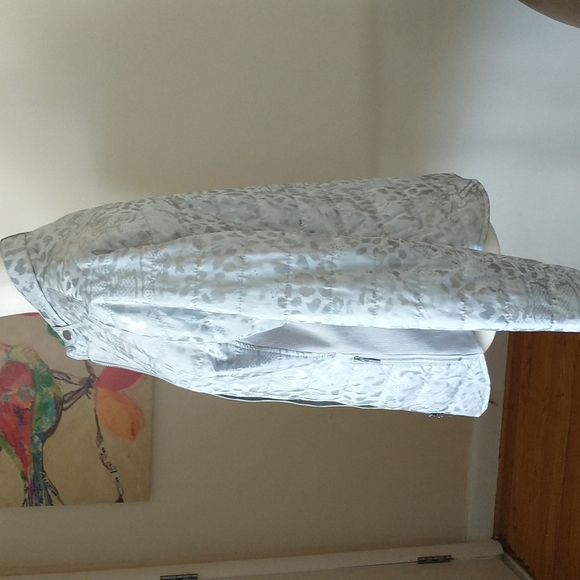 Chico's jacket coat puffer quilted leopard print grey gray silver outerwear sz 8 - Picture 5 of 13